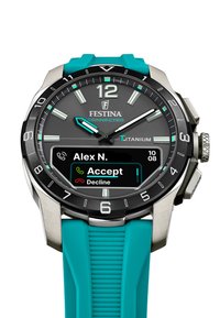 Zegarek sportowy z tytanu z czarną tarczą, srebrnymi akcentami i turkusowym paskiem z gumy. Wyświetla powiadomienia i opcje połączeń.