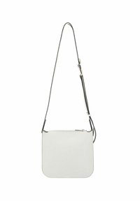 Bolso bandolera hecho de material sintético blanco, con una elegante forma rectangular, correa negra y cierre de cremallera en la parte superior.