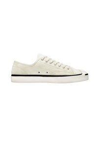 Zapatillas de lona en color crema con un acabado texturizado, que cuentan con cordones blancos, ojetes metálicos, una suela de goma negra y una punta contrastante.