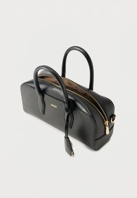 Μαύρη ορθογώνια δερμάτινη τσάντα χειρός με διπλές λαβές, χρυστό φερμουάρ και μικρό χρυσό λογότυπο "BOSS" στο μπροστινό μέρος.