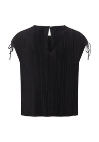 Top nero senza maniche con pieghe, con una piccola apertura a goccia sul retro chiusa da un bottone e coulisse legate sulle spalle.