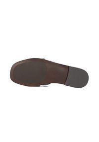 Bruine zool van een schoen met een gladde textuur, voorzien van een donker rubberen inzetstuk, afgeronde randen en minimale merkdetails.