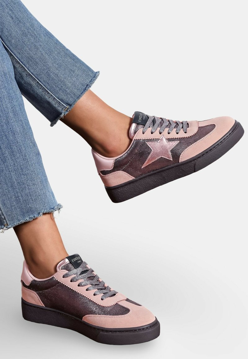 Baskets en suède rose et gris avec un détail en forme d'étoile, des superpositions texturées, un bout rond et une épaisse semelle en caoutchouc noir. Elles disposent de lacets gris et d'une étiquette de logo.