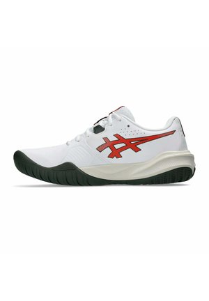 Zapatilla deportiva blanca con suela negra y logo rojo en el lateral, diseñada para uso atlético, vista desde el lado exterior.