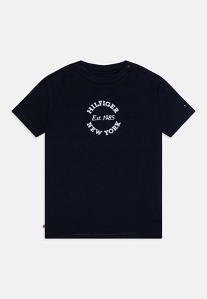 Granatowa bawełniana koszulka z krótkim rękawem, okrągłym dekoltem i białym okrągłym logo z napisem "HILFIGER Est. 1985 NEW YORK."