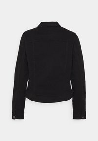 Musta farkkutakki, jossa on kaulus, takasauma, pitkät hihat ja napitettu hihansuu. Ominaisuuksiin kuuluu muotoonommeltu malli ja sileä pinta.