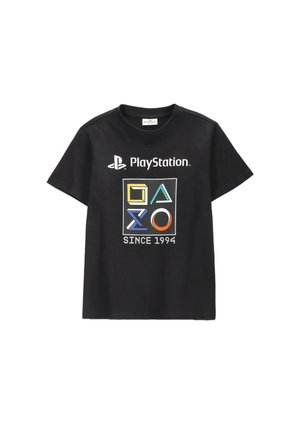 Schwarzes T-Shirt mit PlayStation-Logo, farbigen Controller-Button-Symbolen in einem Quadrat und Text "SINCE 1994" unter dem Design.