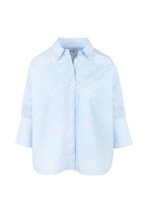Lyseblå skjorte med knappelukking, bred krage, quiltet diamantmønster og trekvartlange ermer med vide mansjetter.