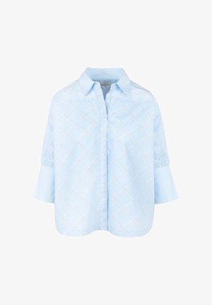 Lyseblå skjorte med knappelukking, bred krage, quiltet diamantmønster og trekvartlange ermer med vide mansjetter.