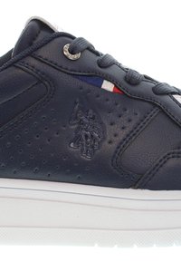 Navy lädersneakers med perforerade detaljer, vit gummisula och en tonad präglad logotyp. Accentfärger inkluderar röda och blå ränder.