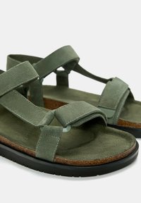PULL&BEAR Szandálok - khaki