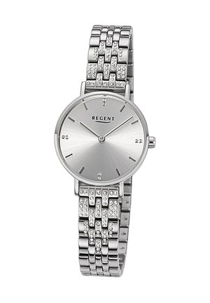 Montre en argent avec un cadran rond, design minimaliste, bracelet en métal poli et accents scintillants sur la bande et le cadran. Nom de la marque "REGENT" affiché.