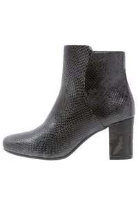Botín negro hasta el tobillo con un diseño de estampado de serpiente texturizado, punta redondeada y tacón cuadrado. Acabado suave con una silueta elegante.