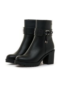 Botas de tobillo de cuero negro con tacón cuadrado, que cuentan con dos correas horizontales alrededor del tobillo y detalles de hardware metálico. Suela texturizada.