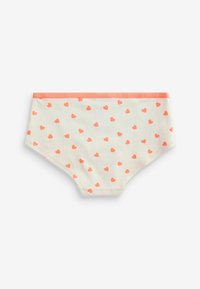 Katoenen slip in crème kleur met kleine koraalkleurige hartpatronen. Voorzien van een koraalkleurige elastische tailleband. Zacht materiaal, standaard pasvorm en volledige bedekking.