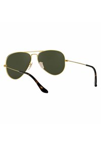 Occhiali da sole aviator in oro con lenti verdi, design a doppio ponte e estremità in tartaruga su sottili bracci neri.