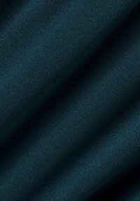 Textúrázott sötét teal szövet, amelynek puha, matt felülete van, finom szövésszabálytalanságokkal és mélységekkel, elegáns redőzést kialakítva.