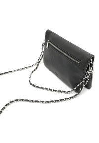 Clutch in pelle nera con una tasca frontale con zip. Caratterizzato da una tracolla in catena argentata e dettagli argentati borchiati lungo i bordi.