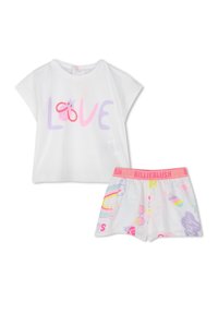 Camicetta bianca in cotone a maniche corte con grafica "LOVE" in rosa e viola. Pantaloni corti abbinati con motivi colorati e una cintura brandizzata rosa.