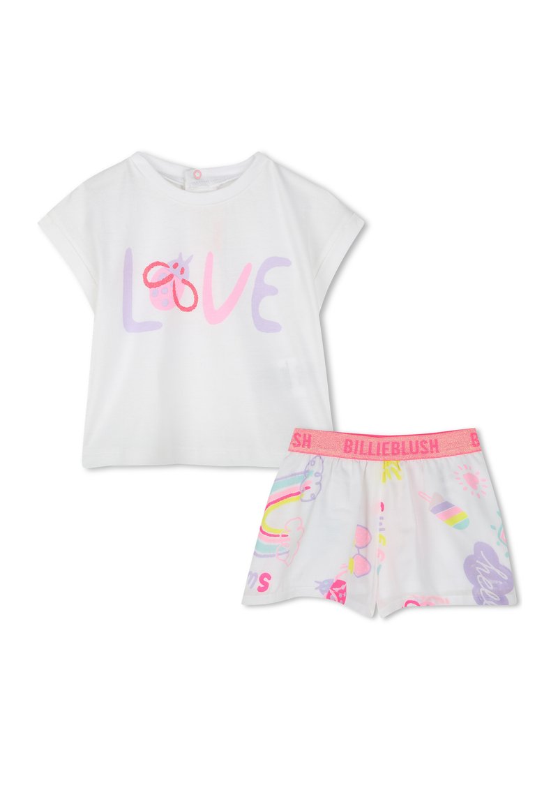 Camicetta bianca in cotone a maniche corte con grafica "LOVE" in rosa e viola. Pantaloni corti abbinati con motivi colorati e una cintura brandizzata rosa.