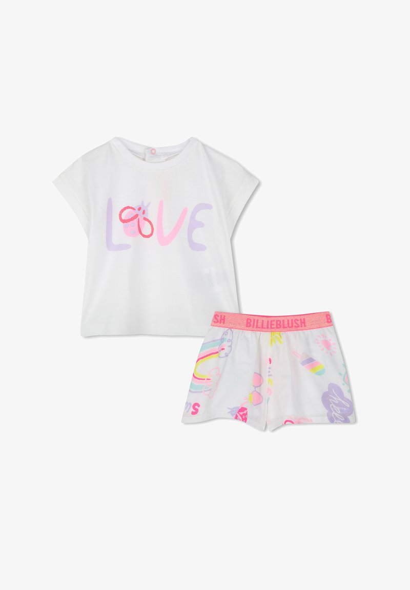 Camicetta bianca in cotone a maniche corte con grafica "LOVE" in rosa e viola. Pantaloni corti abbinati con motivi colorati e una cintura brandizzata rosa.