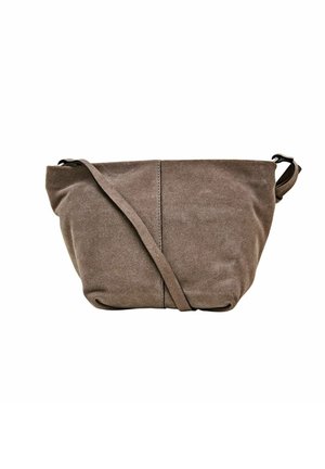 Sac besace en daim marron avec un design simple et une sangle réglable sur fond blanc.