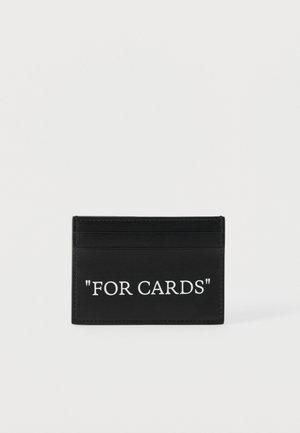 Melnas karšu turētājs ar trim augšējiem karšu nodalījumiem un baltu uzrakstu "FOR CARDS" centrā priekšpusē pret vienkrāsainu fonu.