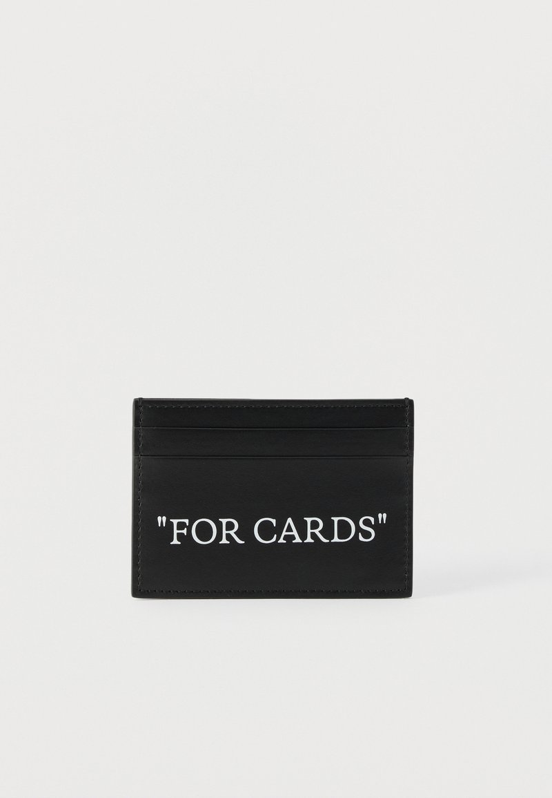 Μαύρος θήκη καρτών με τρεις επάνω θήκες για κάρτες και λευκό κείμενο που γράφει «FOR CARDS» στο κέντρο της πρόσοψης πάνω σε απλό φόντο.