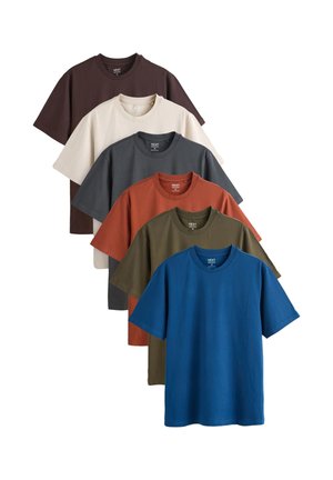 Six t-shirts de taille moyenne à coupe régulière de la marque NEXT en bleu, marron, olive, crème, rouille et gris foncé, disposés en chevauchement.