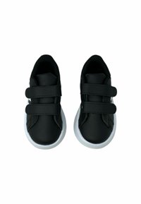 Sneaker in pelle nera con due bande in velcro, suola in gomma bianca e finitura opaca liscia. Design arrotondato con punte rinforzate.