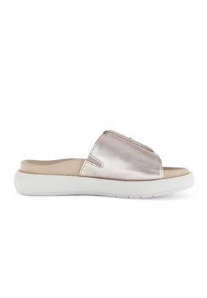 Slip-On-Sandale mit metallischem Obermaterial, gepolstertem beigen Fußbett und dickerer weißer Sohle, seitlich auf weißem Hintergrund dargestellt.