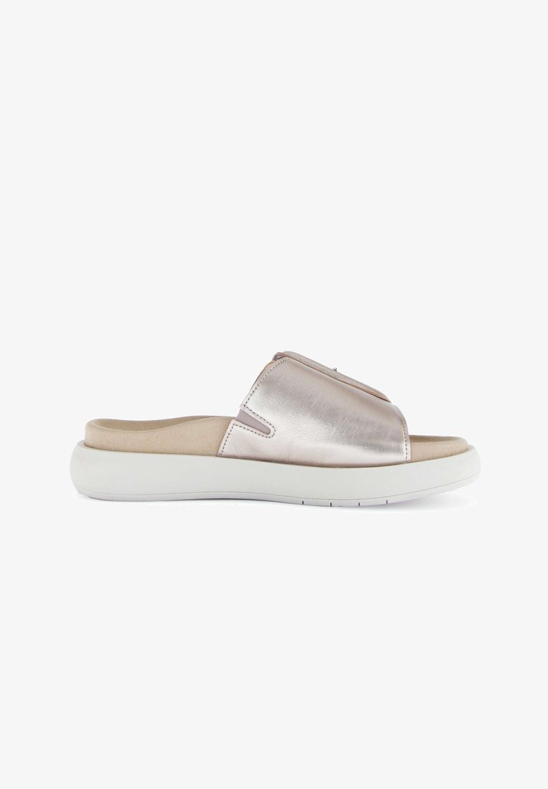 Sandale à enfiler avec dessus métallique, semelle intérieure beige rembourrée et semelle épaisse blanche, montrée en profil sur fond blanc.