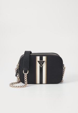 Zwarte rechthoekige Guess crossbodytas met witte en beige verticale strepen, kettingriem en logoplaatje middenvoor.