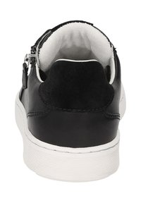 Schwarze Ledersneaker mit glatter Oberfläche, einem Akzent aus Wildleder an der Ferse, weißer Sohlenkonstruktion und einem seitlichen Reißverschluss für einfaches Anziehen. Gefüttert mit weichem weißen Stoff.