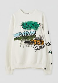 Biała bluza z graffiti w stylu street art w kolorach zielonym, niebieskim, pomarańczowym i czarnym, z okrągłym dekoltem i długimi rękawami.