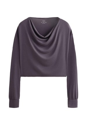 Afgezette lange mouwen top in een gedempte paarse stof, met een gedrapeerde col-nek en strakke manchetten. Zachte, gladde textuur.