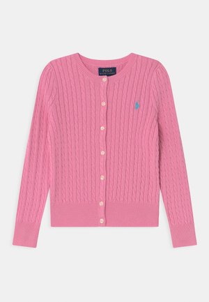 Cardigan rose en maille torsadée à boutons, manches longues et logo bleu brodé sur la poitrine gauche.