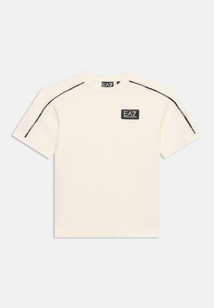 Biały t-shirt z krótkim rękawem z czarną naszywką z logo EA7 Emporio Armani na piersi oraz czarnymi paskami z tekstem na ramionach i rękawach.