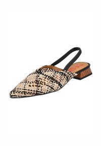 Zapato slingback de punta puntiaguda tejido en beige y negro con un pequeño tacón cuadrado. Presenta un diseño abierto y patrones texturizados.