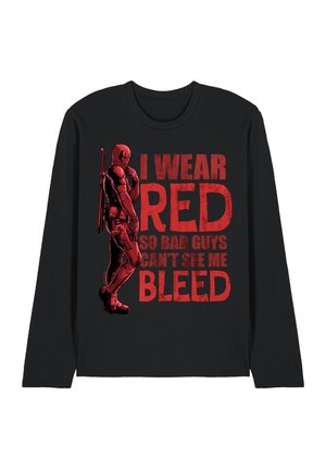 Schwarzes Langarmshirt mit einem roten Deadpool-Charakter und dem Text „Ich trage Rot, damit böse Jungs nicht sehen, wie ich blute“ in fetten roten Buchstaben.