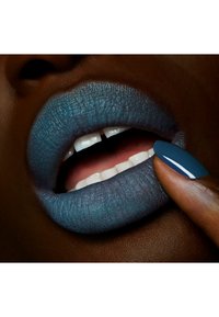 MAC POWDER KISS LIQUID LIPCOLOR - Flytande läppstift - good jeans