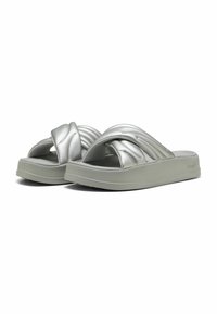 Sølvfarvede slide-sandaler med en tykk, tekstureret sål, der har krydset, polstrede stropper og en glat, blank finish.