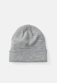 Grå stickad mössa med vik, med en mjuk textur och en rundad topp. Inga mönster eller dekorationer förekommer.