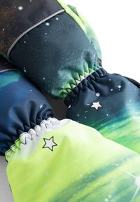 Stoffhandschuhe mit einem Galaxy- und Aurora-Muster, hauptsächlich in Grün und Marineblau, mit elastischen Bündchen und weißen Sternelementen.