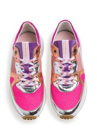 Sneaker sportive con una toma superiore in rete rosa, dettagli metallici in oro rosa, una linguetta viola e lacci multicolori. Suola in gomma texture.