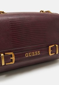 Guess SESTRI - Skuldertasker - plum