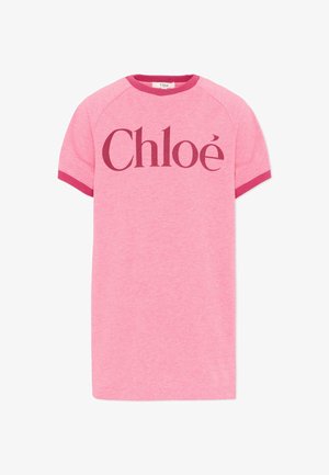 Vestido camiseta rosa de manga corta con ribetes de rosa oscuro, con un gran logo "Chloé" en rosa oscuro en el pecho.