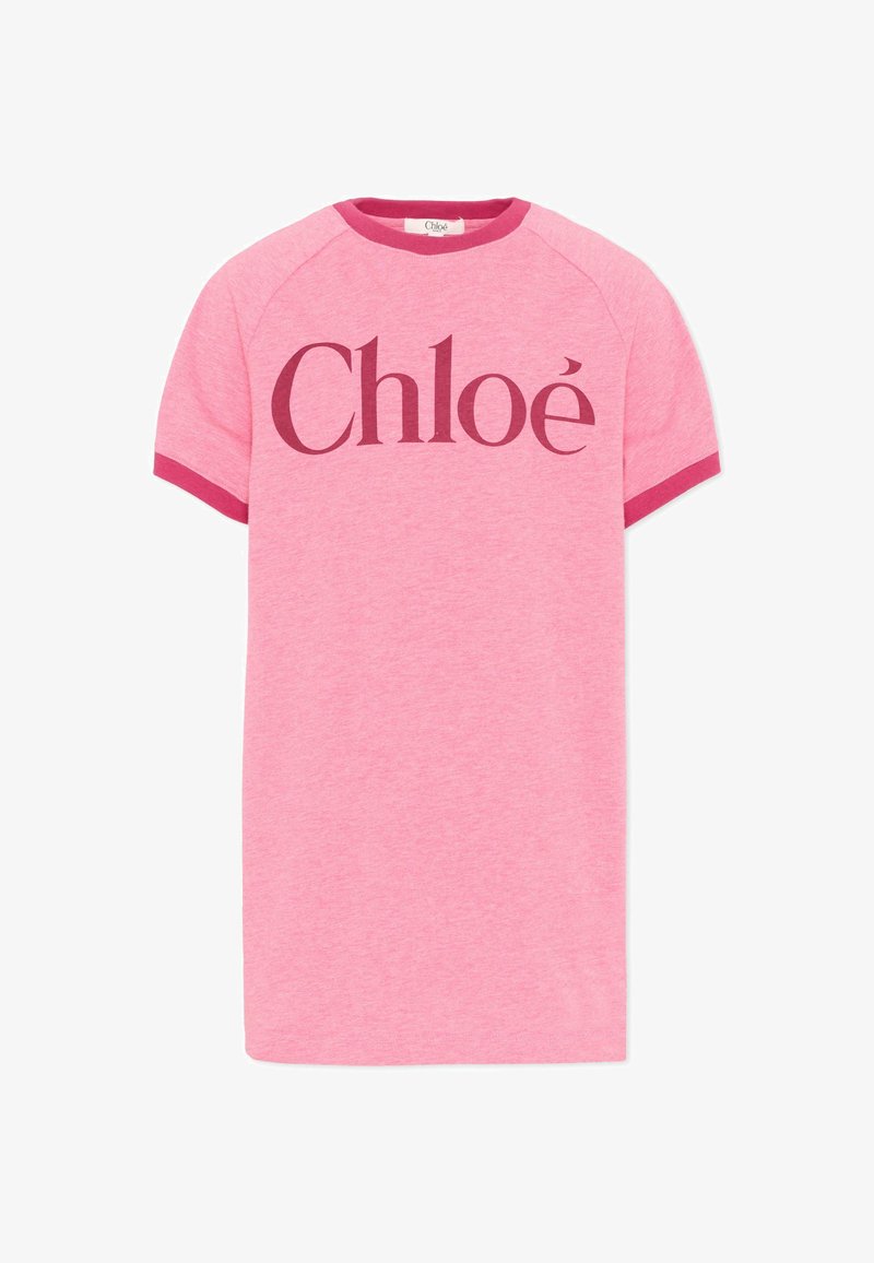 Robe T-shirt rose à manches courtes avec des bordures rose foncé, arborant un grand logo "Chloé" en rose foncé sur la poitrine.