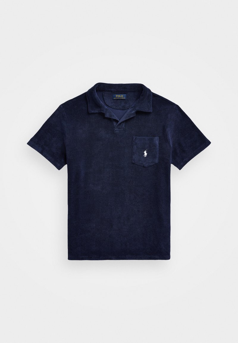 Navy zila īsām piedurknēm polo krekls mīkstā, teksturētā audumā. Iekļauj apkakli, kabatu un izšūtu logotipu kreisajā krūtī.
