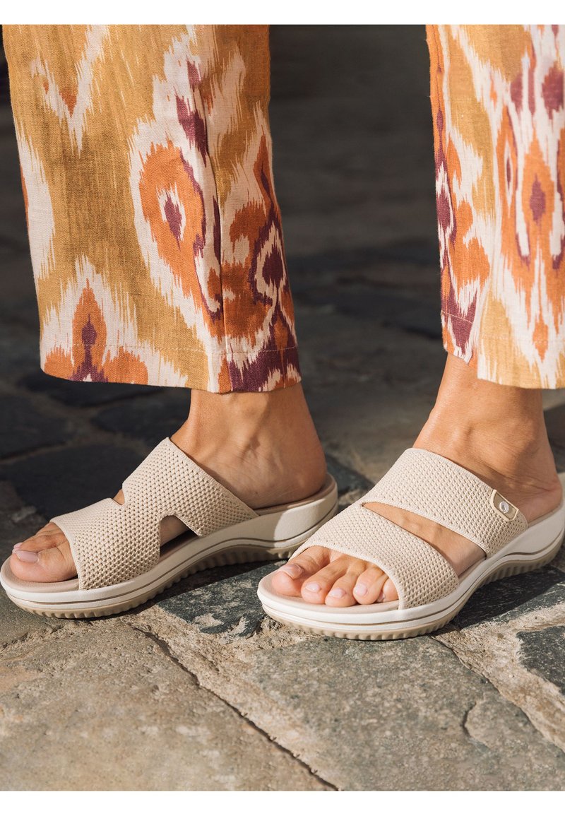 Beige Rutsch-Sandalen mit einer strukturierten Oberseite und offenem Zeh. Verfügen über eine unterstützende Sohle mit einem leichten Absatz und einem Ausschnitt-Design für Atmungsaktivität.